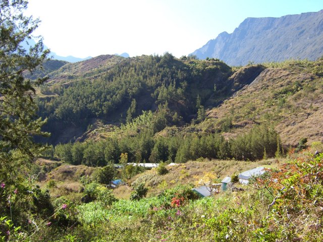 On remarque à l'arrivée l'habitat dispersé de Roche Plate
