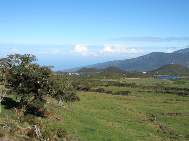 Le barrage des Herbes Blanches à l'horizon