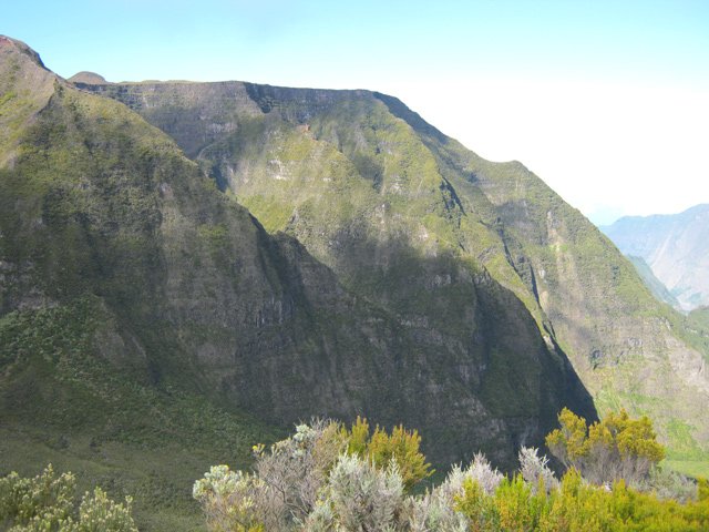 Le Piton Lacroix dépasse de la Plaine des Remparts