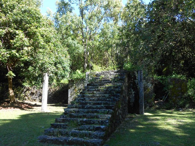 Des ruines au centre, il ne reste que ce grand escalier encore en état