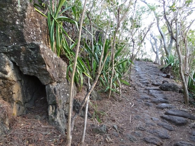 Une autre partie encore pavée