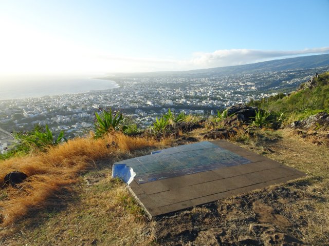 Table d'orientation, originale, posée au sol et en forme de la côte