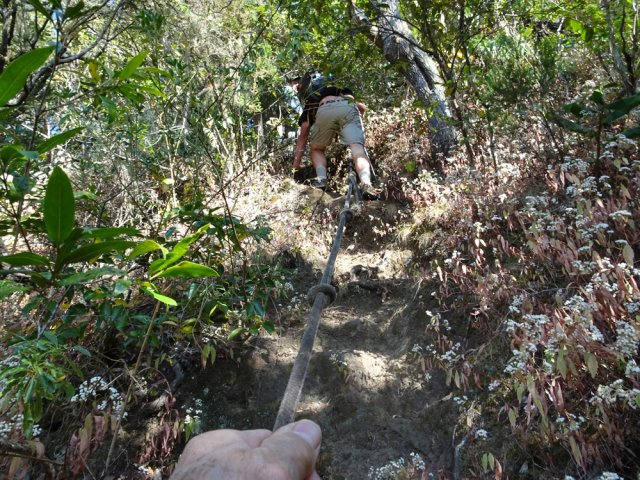 Les cordes à nœuds sont les bienvenues dans les portions les plus raides