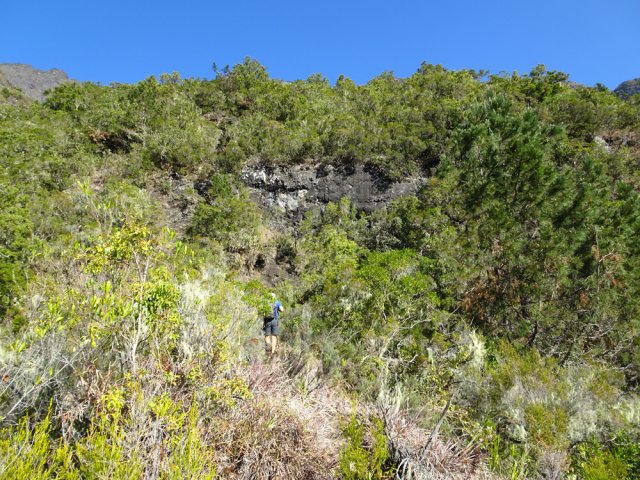 La trace se rapproche d'un rempart rocheux qu'il faut contourner