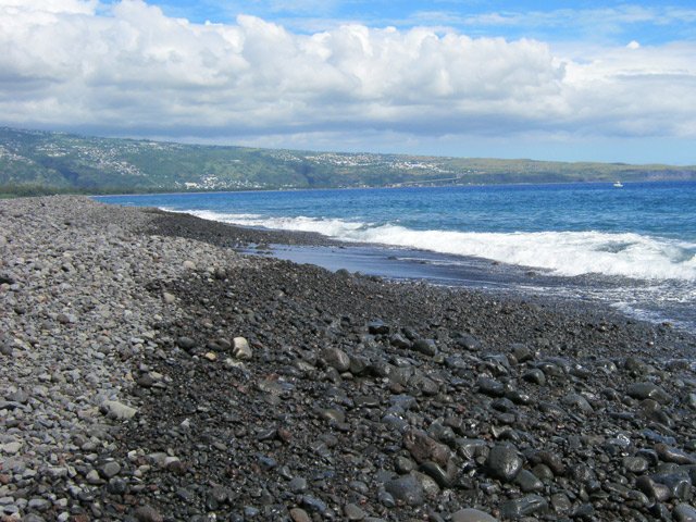 Les galets couvrent la plage jusqu'à la ville de St-Paul