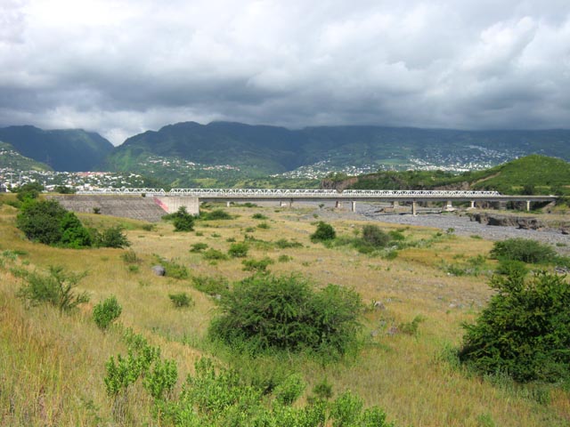 Les deux premiers ponts de la RN1 sous lesquels on passe