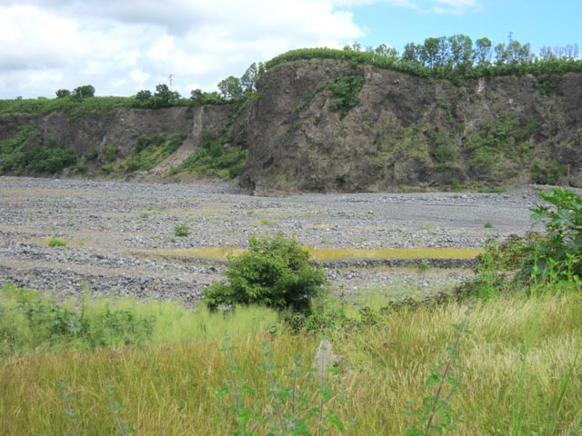 La falaise, en face, donne une idée de l'érosion