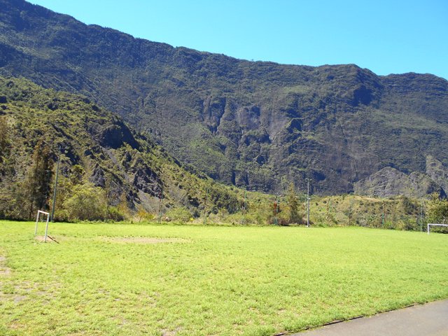 Modeste stade du village de Palmiste Rouge
