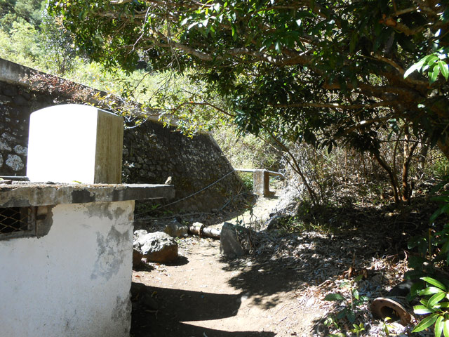 Les premiers mètres du sentier, à la fin de la route, près du réservoir