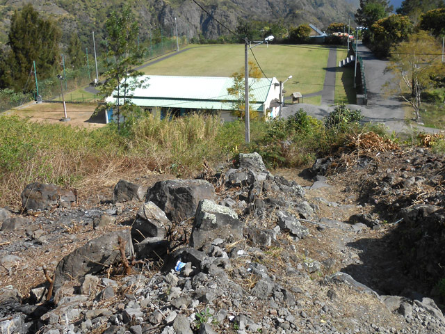 Le sentier de raccourci du stade, vers la maison orange
