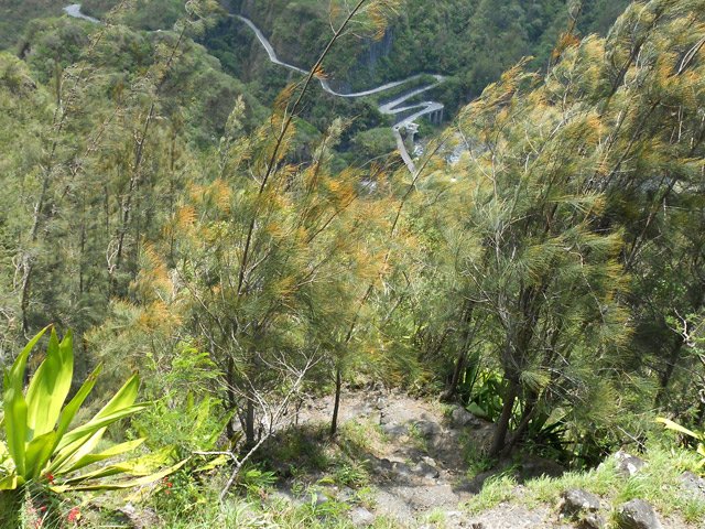 Panoramas sur les lacets de la route de Cilaos et le sentier en lacets glissants