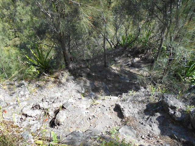 On ne compte plus les lacets de ce sentier sableux ou couvert d'aiguilles de filaos