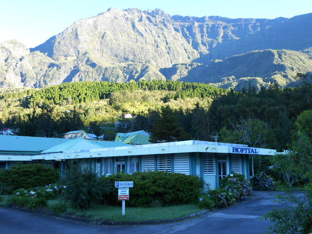 Passage au plus près de l'Hôpital de Cilaos