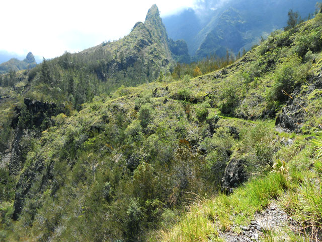 Paysage déchiqueté et cahotique avant d'arriver à l'Îlet Haute