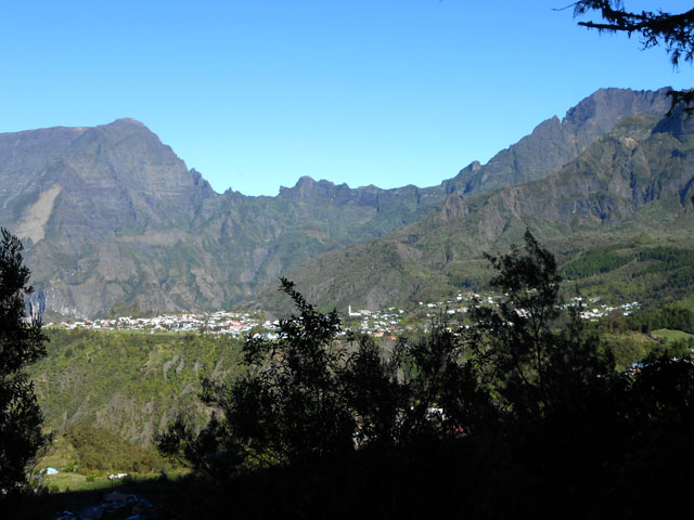 Cilaos et la Chaine des Salazes durant la montée au Bonnet de Prêtre