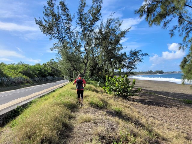 Il est préférable de marcher sur le sentier longeant la route
