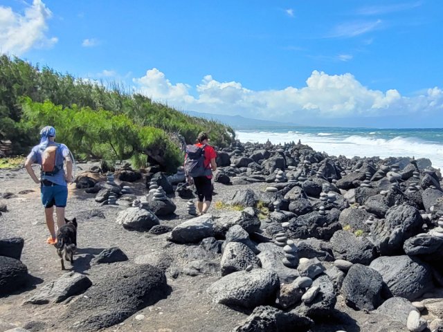 Le champ de cairns. Il reste encore des galets pour en créer d'autres !