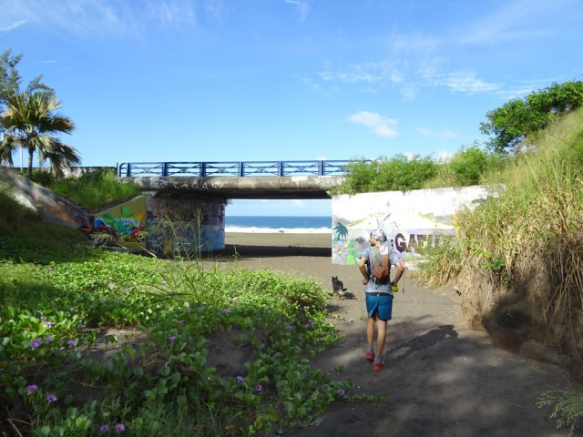 Le pont sous la RN1a avant l'arrivée à la plage de sable gris