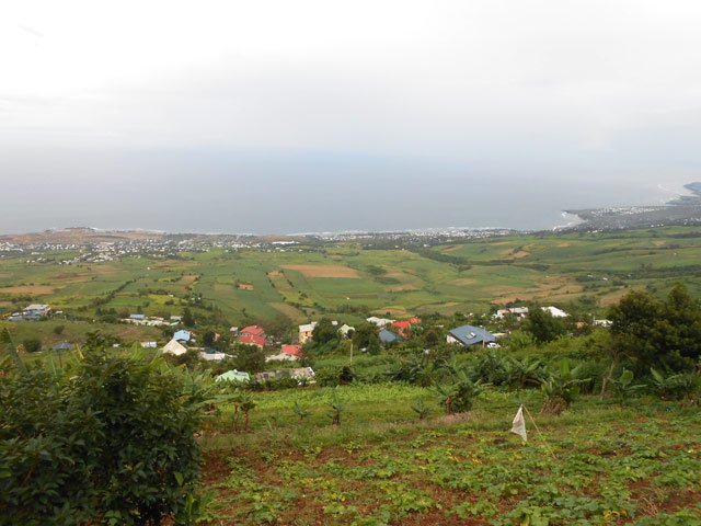 Les cultures et tout Montausé depuis la piste en terre (qu'on ne prend pas)
