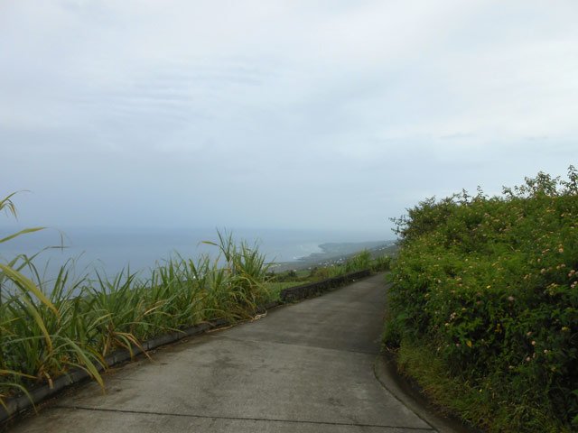 La piste bétonnée un peu plus bas que le centre équestre