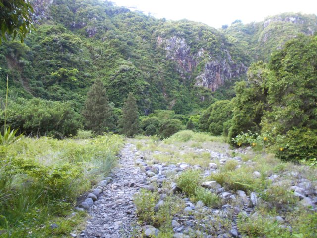 Le sentier de galets qui court en rive gauche de la rivière