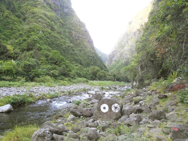 Plus de sentier sur cette portion. Marcher entre les galets