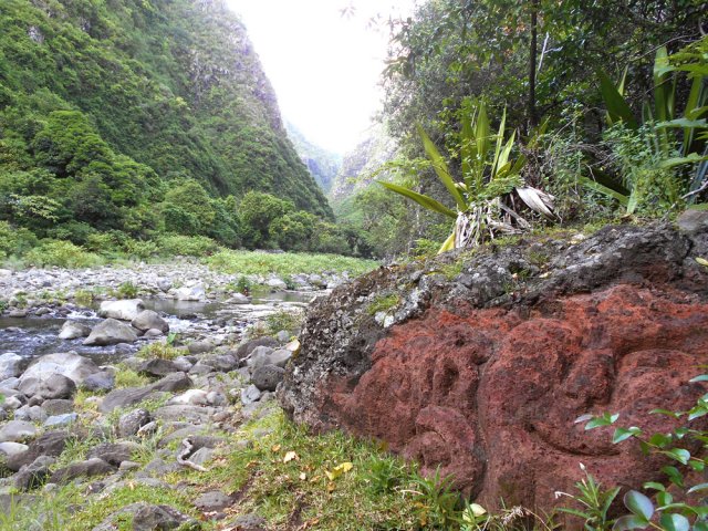 Une sculpture assez naïve en bordure de rivière, rive gauche