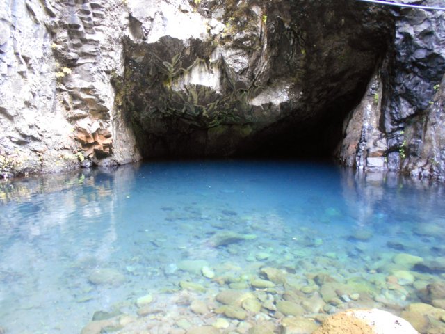 Une grotte et son bassin, endroit magnifique gâché par un tuyau qui traverse en hauteur