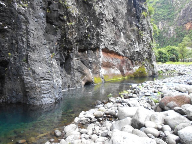 Falaise derrière le bassin