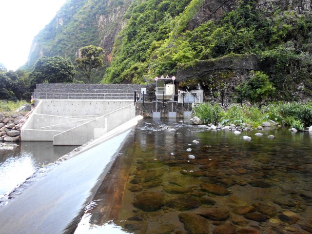 Le barrage et son ascenseur à poissons