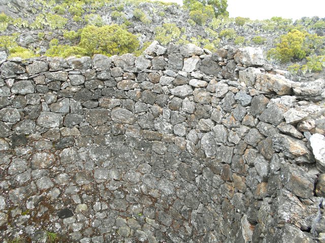 Un puits maçonné pour le stockage intermédiaire de la glace