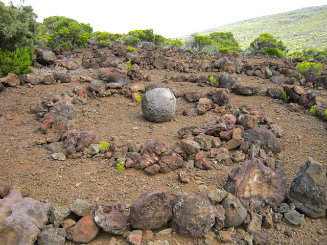 Premier aménagement au pied du Piton Rouge