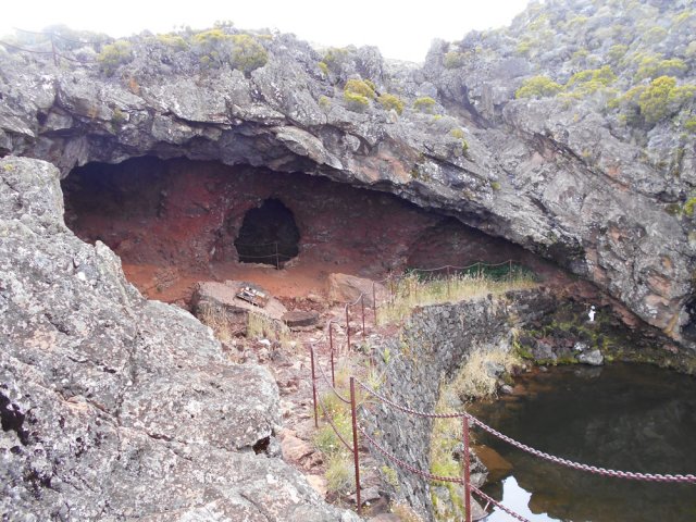 La caverne de la Glacière et sa petite mare alimentée parfois par une cascade
