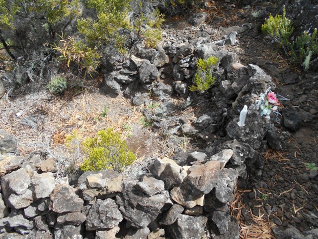 Une murette faisant penser à une tombe sert de lieu de pèlerinage