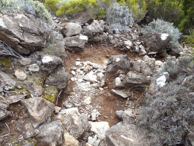 Aux alentours de la Glacière, le sentier est vraiment caillouteux