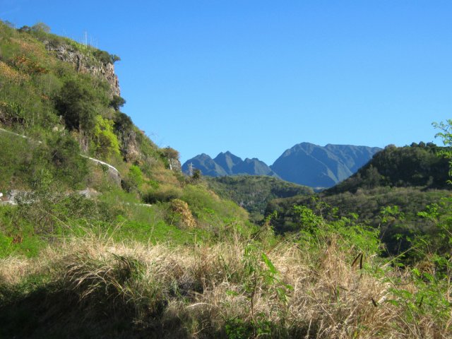 La route en lacets et le Dimitile depuis le radier
