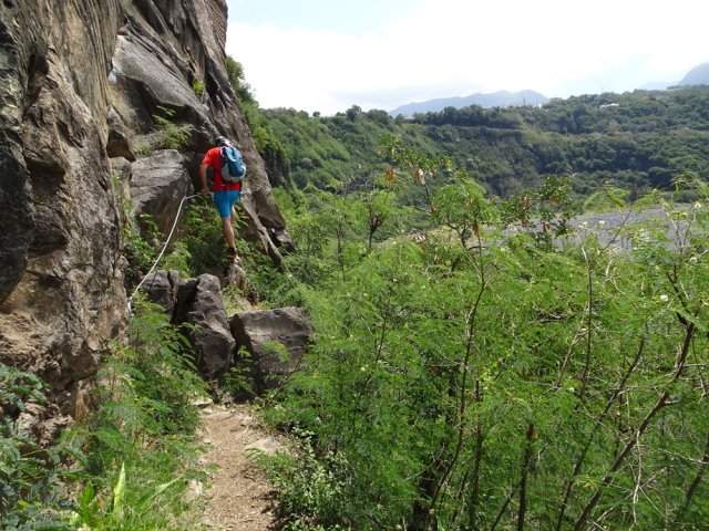 La suite est laissée aux grimpeurs. Prudence avec les enfants