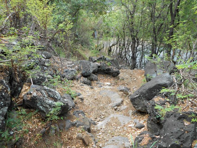Dernière descente rocheuse et sableuse vers le lacet de la route