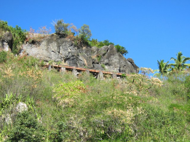 La partie métallique du canal que l'on aperçoit en descendant vers le radier du Ouaki