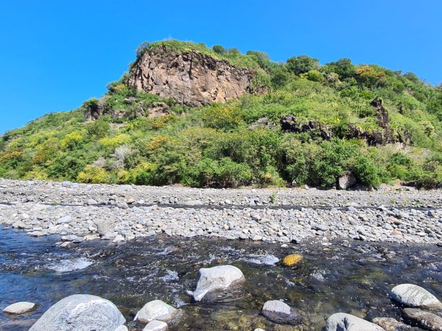 Le mur d'escalade vu depuis la rivière