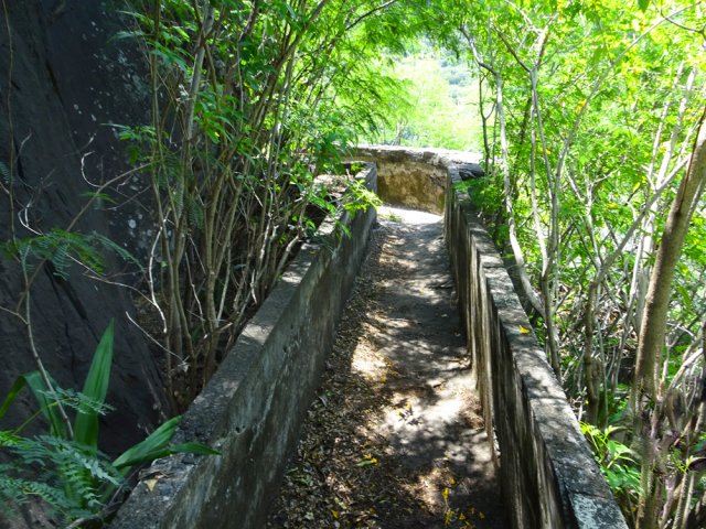 Le canal partant sur la droite vers le hameau des Aloès