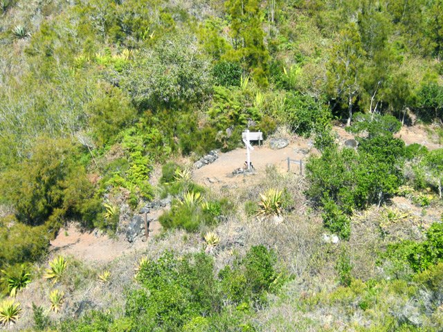 La pancarte du col et le début de la descente vers la Rivière des Galets