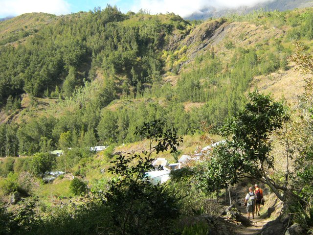 L'arrivée aux premières cases de Roche Plate