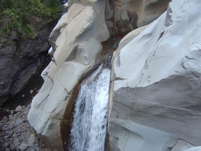 L'impressionnante cascade de Bras Rouge, bien connue des canyoneurs