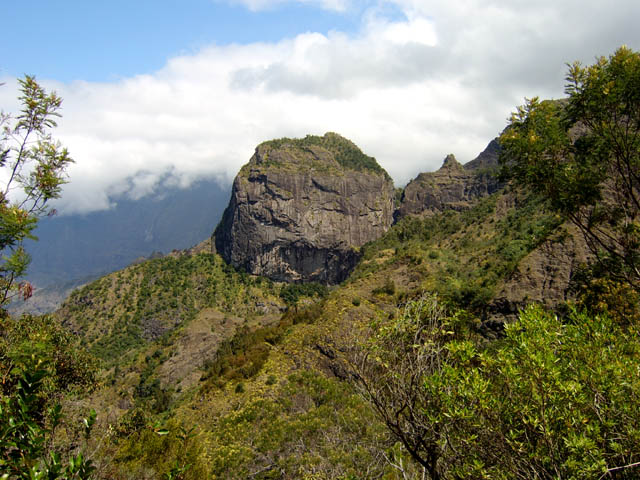 Vue sur le Pain de Sucre, en face, de l'autre côté de la vallée du Bras Rouge