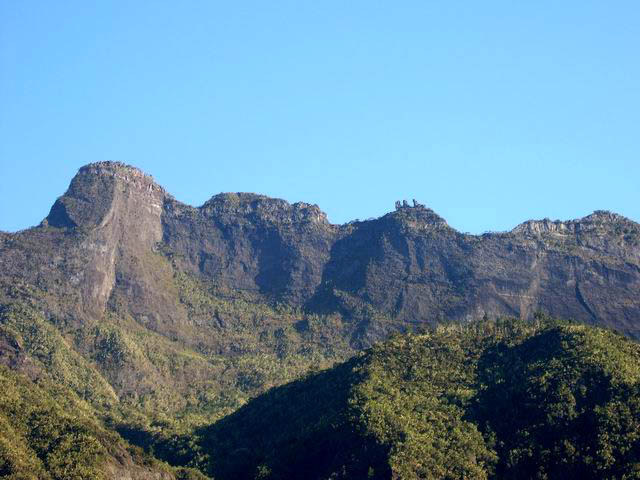 De nombreux points de vue sur les Salazes durant l'ascension