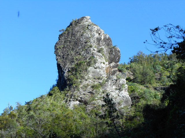 Le pic de la Source Piment, à droite du sentier en descendant