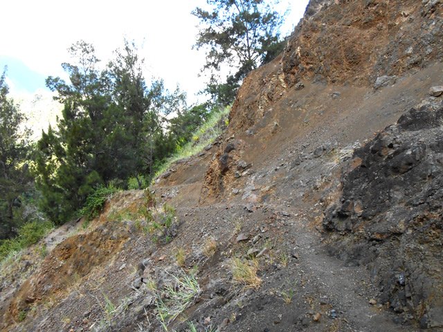 Le sentier traverse un éboulis sans grand danger