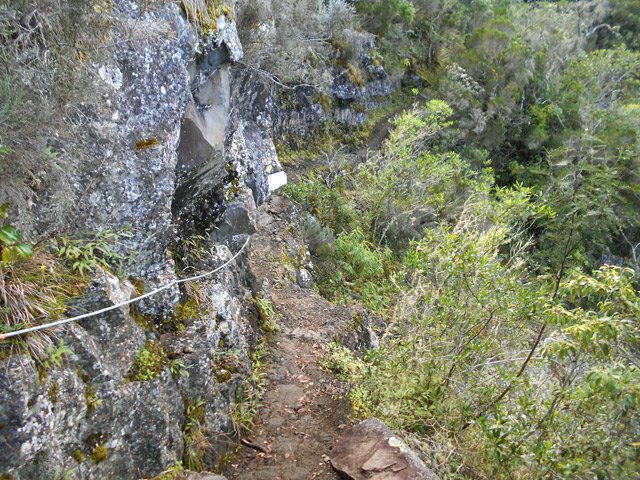 Une partie rocheuse et le sentier étroit sécurisé
