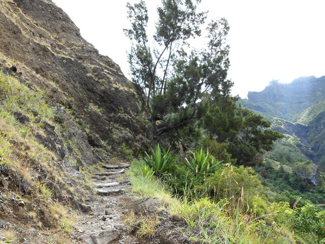 Montée caillouteuse avec marches vers le Taïbit